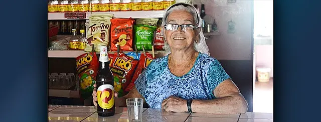 Dona do Santa Fé há 45 anos, ‘Vovó do Gole’ toca bar sozinha e encanta clientes pela simpatia