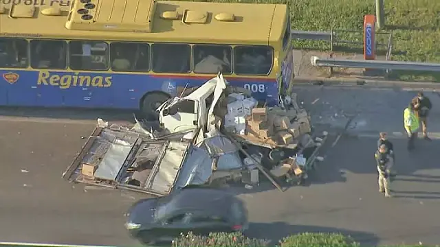 Ônibus da banda Limão com Mel se envolve em acidente na Bahia: 'Estamos bem'