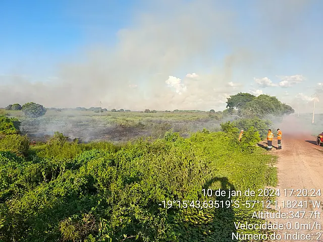Bombeiros combatem incêndio na Fazenda Porto da Manga, em Corumbá