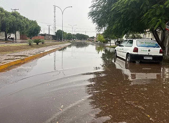 Chuva forte causa alagamentos na Avenida Pantaneta
