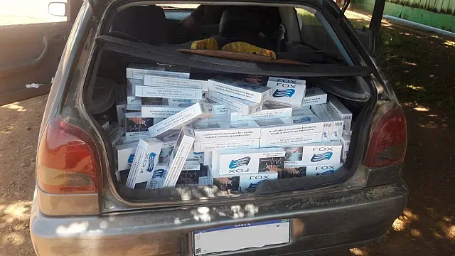 Policiais apreendem veículo com 299 pacotes de cigarro em Alto Caracol