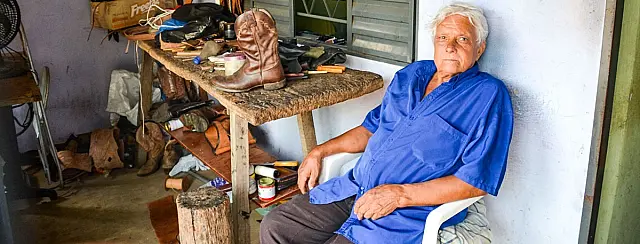 Artesão de Anastácio, seleiro luta para sobreviver e prosseguir com o manejo do couro