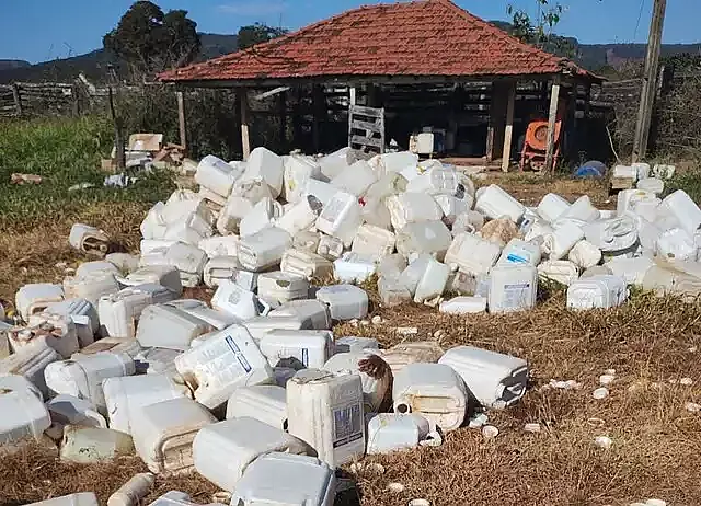 Polícia flagra produtos perigosos a céu aberto e multa pecuarista em R$ 50 mil