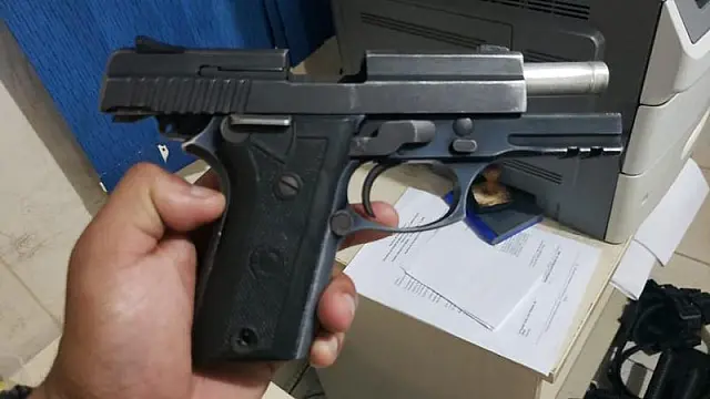 Ao buscar exame de Covid-19, motorista é preso com arma embaixo do banco