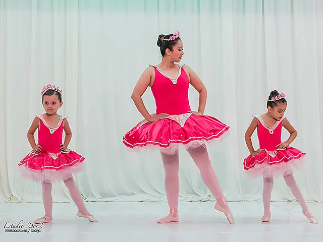 Com show de coreografias, alunas realizam espetáculo de ballet no Falcão