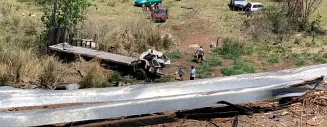 Caminhão cai de ribanceira e motorista morre na Serra de Maracaju