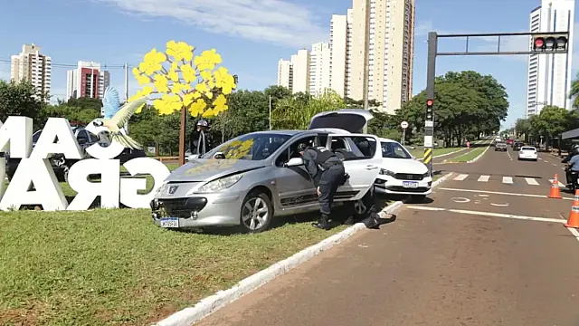 Perseguição a Peugeot 307 termina com tiros e batida na Avenida Afonso Pena
