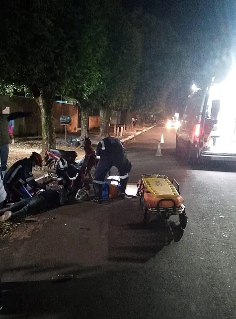 Jovem de 20 anos fica ferido em colisão entre carro e moto em Anastácio