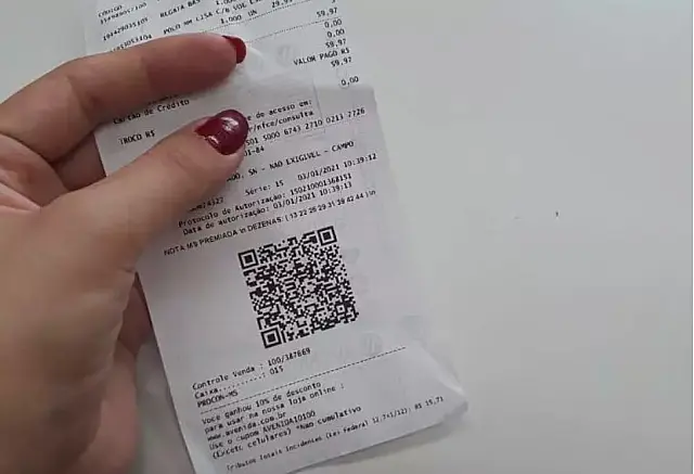 Procon atende público em praça no Dia do Consumidor