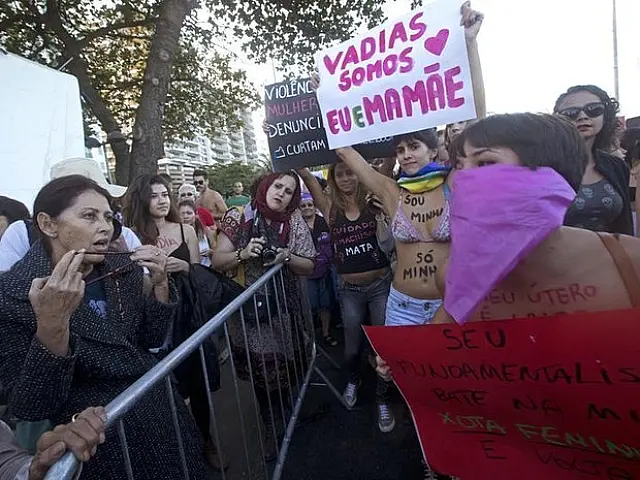 Marcha das Vadias reúne mais de mil no Rio e vira hit em rede social