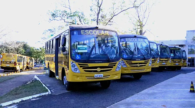 Frota de ônibus escolar é entregue para reforçar transporte em 15 municípios