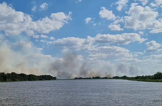 Bombeiros combatem incêndio em Corumbá com ações em duas regiões