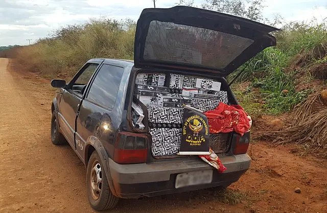 Polícia apreende Uno lotado de mercadorias ilegais em MS