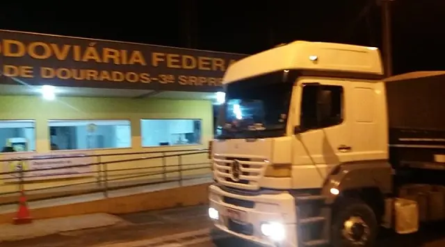PRF apreende 37 kg de cocaína em caminhão conduzido por idoso na MS 134