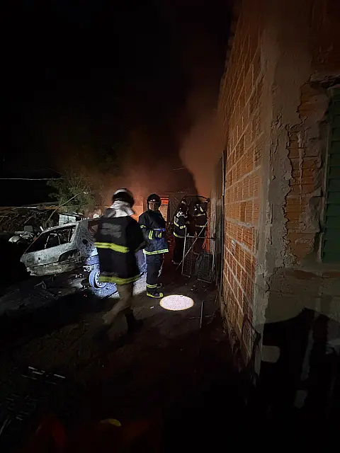 Incêndio atinge residência e destrói veículo na madrugada em Anastácio