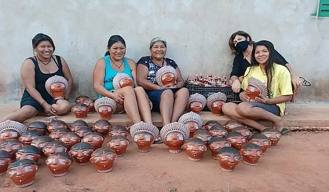Fundação de Cultura faz entrega de artesanatos indígenas para loja Tok&Stok;