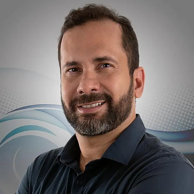 Candidato esfaqueado pela amante presta depoimento na delegacia
