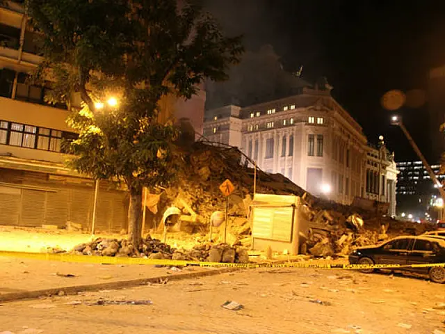 Bombeiros localizam mais um corpo em escombros de prédios no Rio