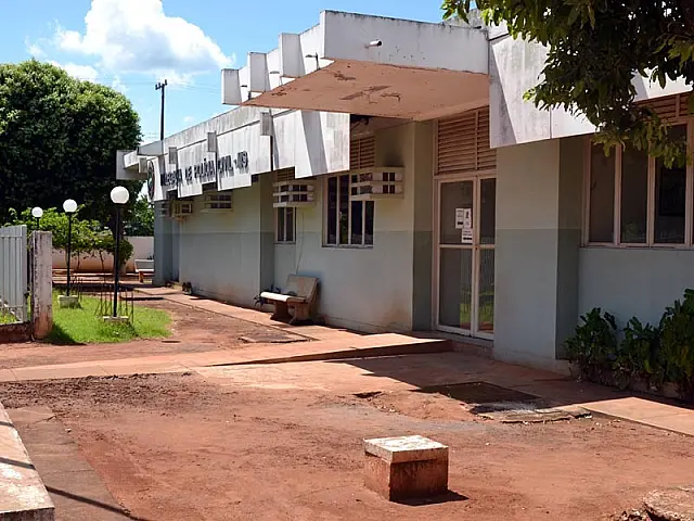 Mulher surta, quebra objetos e agride policiais
