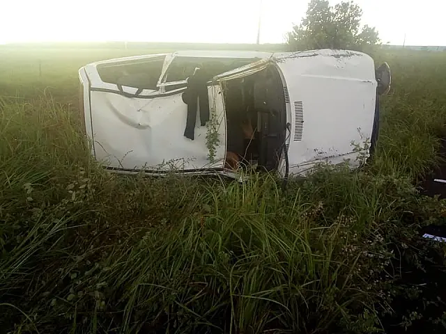 Fiat Uno capota cinco vezes com mãe e filho moradores em Aquidauana