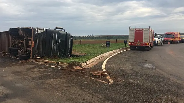 Caminhão boiadeiro tomba em rotatória