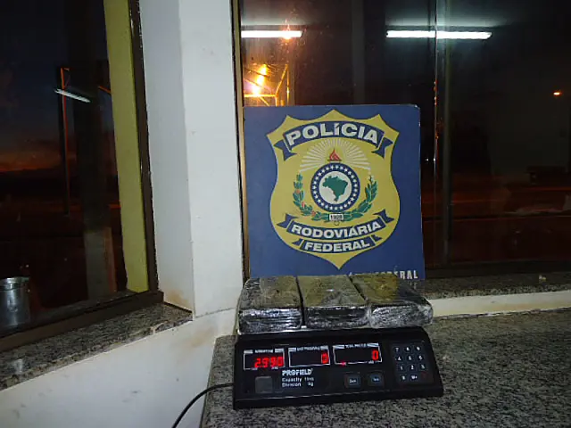 Enfermeira é presa tentando transportar crack