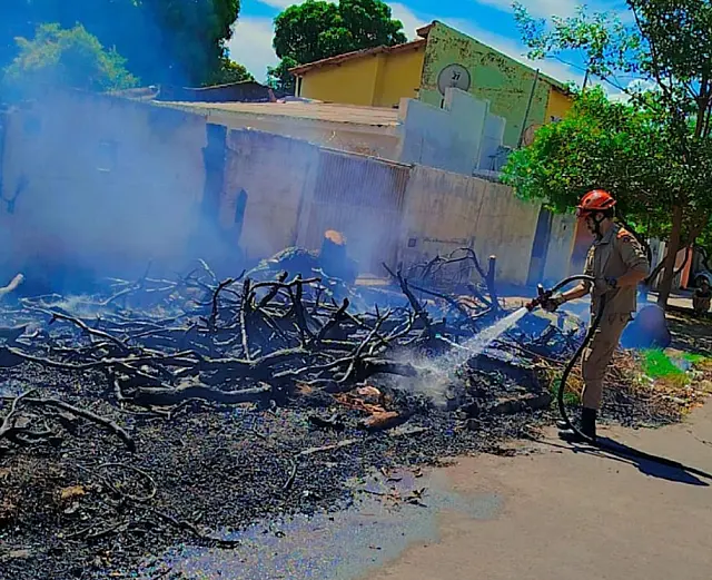 Bombeiros combatem dois incêndios em lixo acumulado em vias públicas de Corumbá