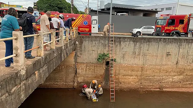 Mulher cai em córrego em Campo Grande e bombeiros se mobilizam