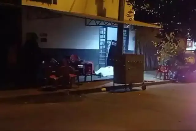Pai e filho confessam assassinato e alegam legítima defesa após crime em bar