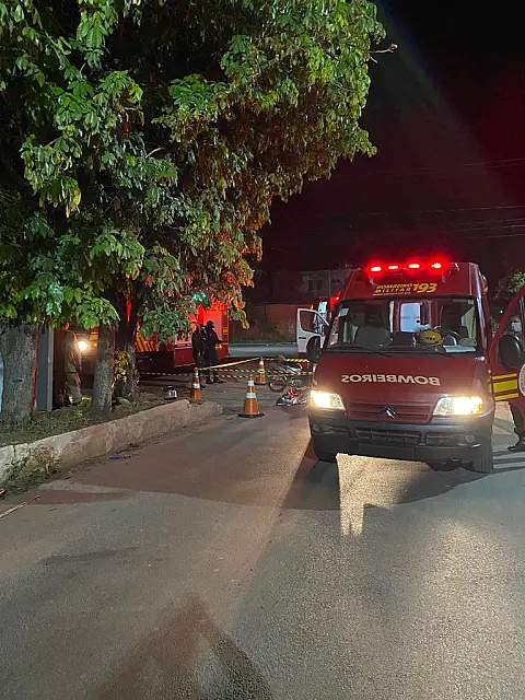 Mulher perde o controle da moto, colide em canteiro e morre