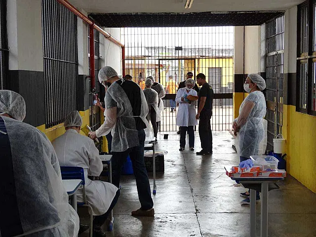 Peritos coletam DNA de presos que serão inseridos em banco nacional para ajudar em solução de crimes