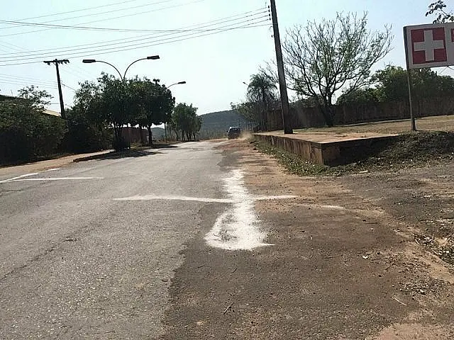 Cruzes de sal grosso em estradas causam espanto em moradores