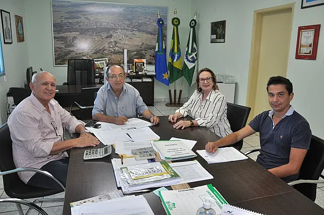 Prefeito assina ordem de serviço para revitalização do estádio de Bonito