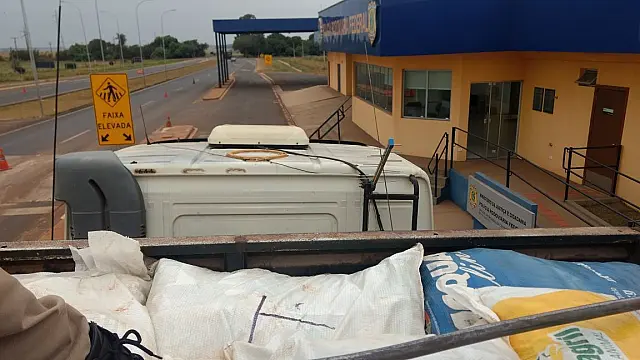 Caminhoneiro é preso com duas toneladas de agrotóxicos contrabandeados