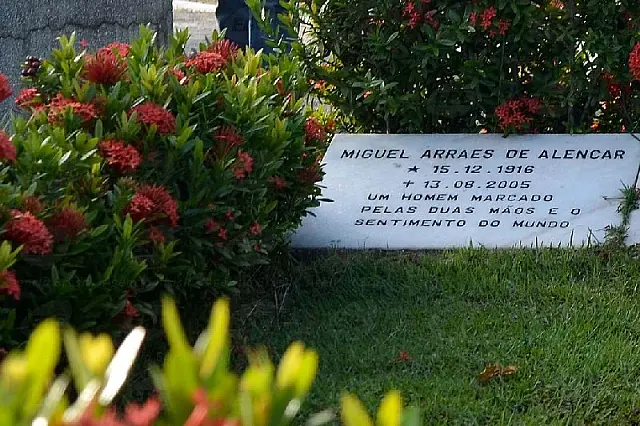 Demora na liberação de corpo pode adiar enterro de Campos, previsto para domingo