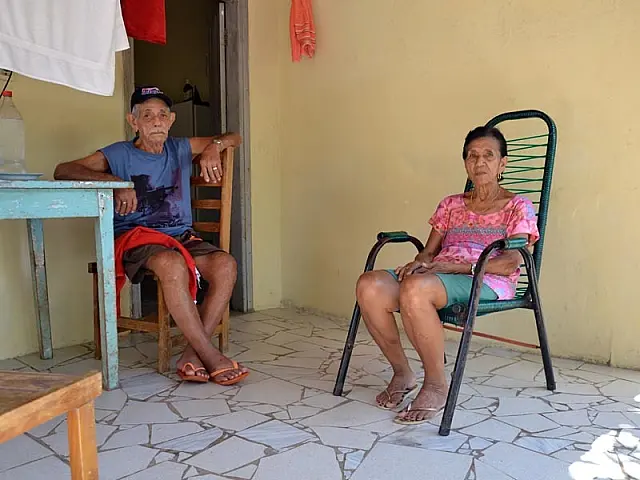 Vizinhos e familiares planejam bingo para ajudar idosos que perderam tudo em incêndio