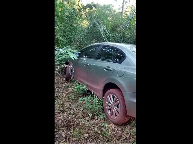 Após condutor ignorar sinal de parada, veículo cai em buraco