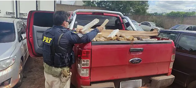 PRF apreende 1,1 tonelada de maconha em caminhonete