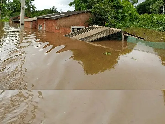 Tempestade causa enchente, alaga ruas e interdita ponte em Nioaque