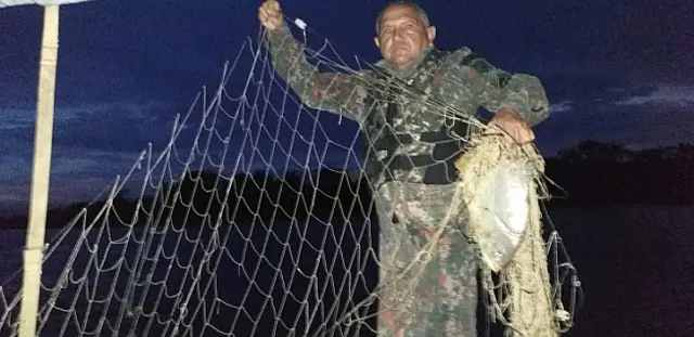 Pescadores fogem da PMA e abandonam barco e rede