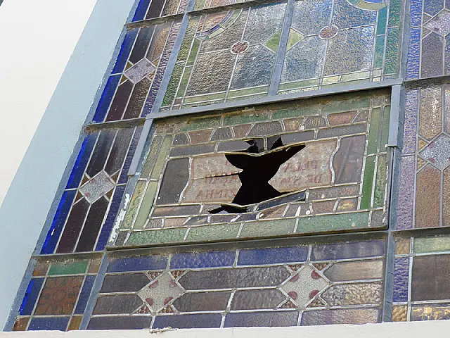 Urgente: vândalos depredam vitrais da Igreja Matriz