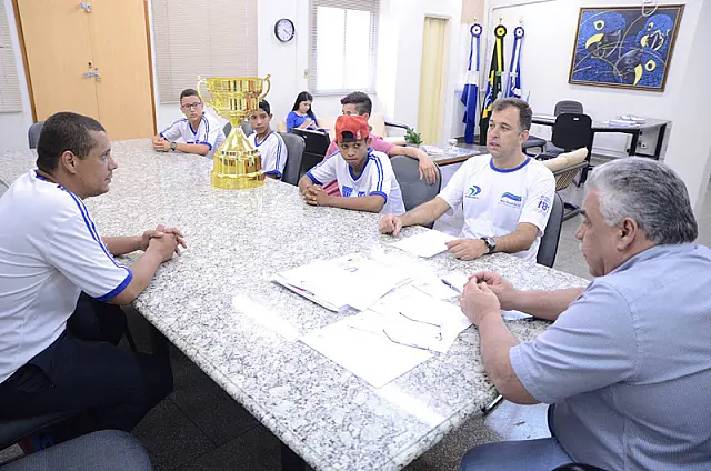 Prefeito parabeniza equipe de futsal do Cândido Mariano pelo título dos Jems
