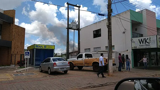 PM interdita rua após incêndio com pequenas explosões