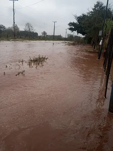 Rua sem asfalto vira rio em Anastácio e moradores clamam por solução