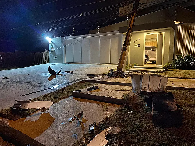 Carro bate em poste e causa princípio de incêndio na Avenida JK