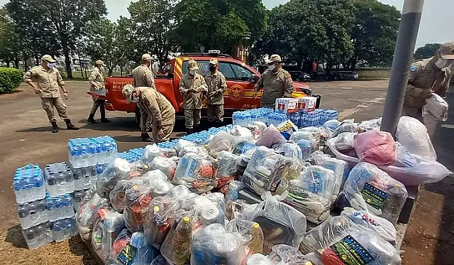 Bombeiros arrecadam 30 toneladas de donativos para Petrópolis