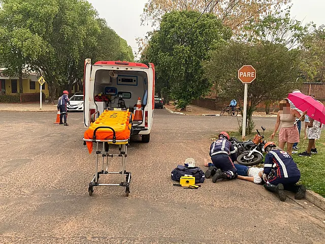 Acidente entre carro e moto deixa mulher ferida em Aquidauana