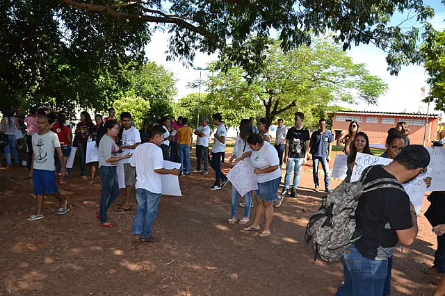Acadêmicos da UEMS protestam por dificuldade em pagar transportes