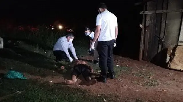 Pai é morto e mãe agredida a pauladas após negarem dinheiro para filho comprar pinga