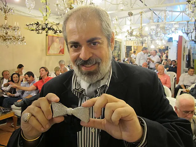 Arquiteto da Capital arremata gravata de Clodovil por R$ 46 mil